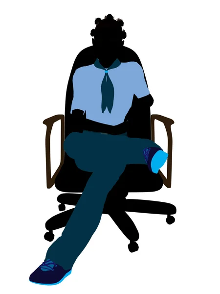 African american girl scout siedzi na krześle i — Zdjęcie stockowe