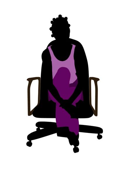 椅子に座っているアフリカ系アメリカ人のカジュアルな女性 — ストック写真