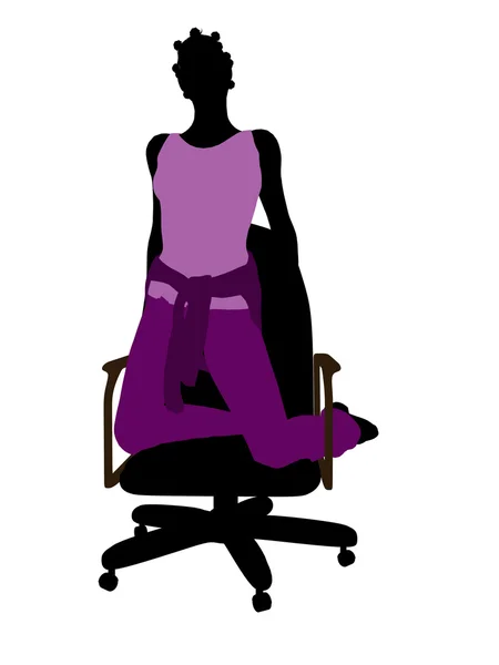 非洲裔美国休闲女子坐在一把椅子 — 图库照片