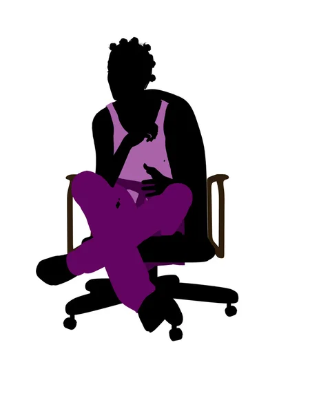 Afro-amerikai alkalmi nő ül egy széken — Stock Fotó