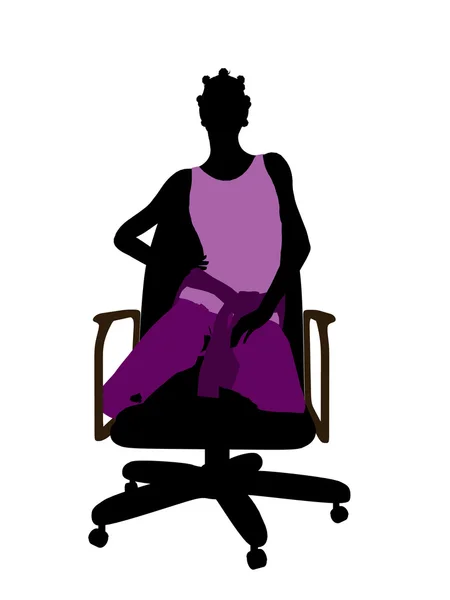 Афроамериканка, сидящая на стуле — стоковое фото