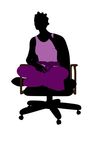 Afroamerikanska casual kvinna sitter på en stol — Stockfoto