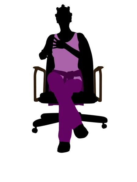 Africká americká neformální žena sedí na židli — Stock fotografie