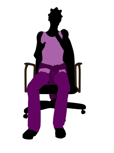 Afro-american casual femeie așezat pe un scaun — Fotografie, imagine de stoc