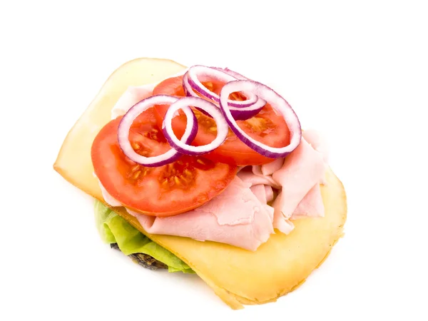 Домашній бутерброд на білому тлі — стокове фото