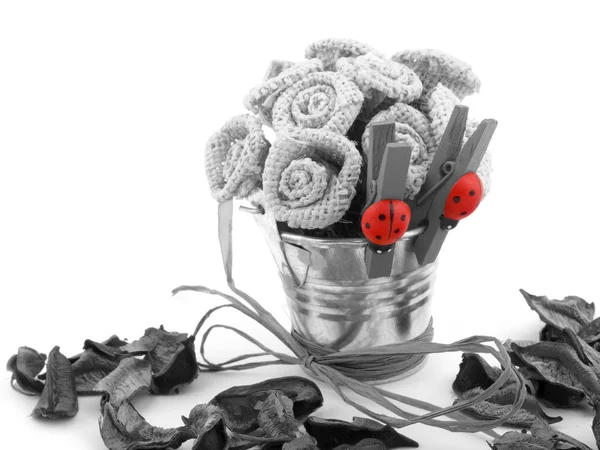 Handgefertigte Blumen in kleinem Eimer. — Stockfoto