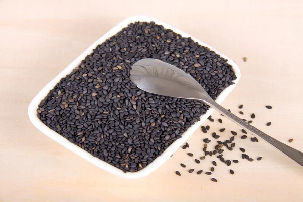 Un piatto di semi di sesamo nero — Foto Stock