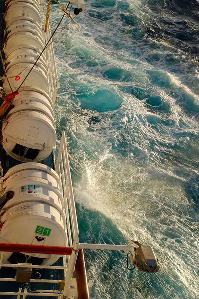 Yolcu gemisinde cankurtaran botları — Stok fotoğraf