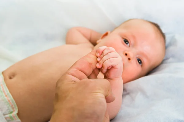Dítě drží prst otcové — Stock fotografie