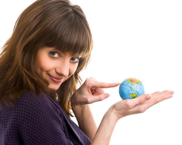 Женщина держит земной шар в руках — стоковое фото