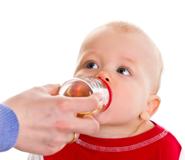 Matka krmí své dítě — Stock fotografie