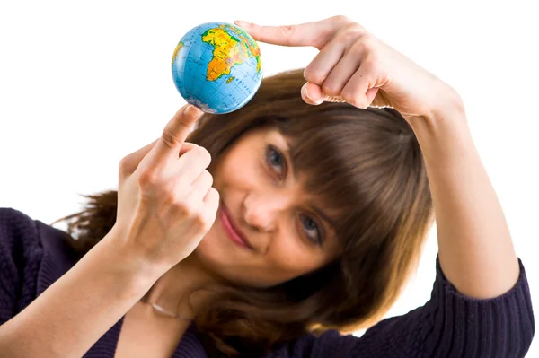Jonge vrouw houdt de hele wereld in de hand. — Stockfoto