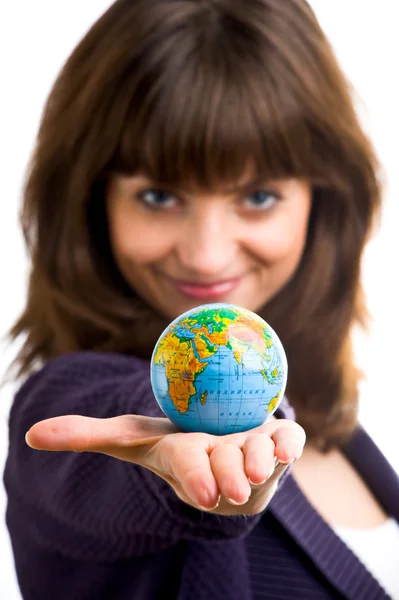 Красивая женщина держит земной шар в руке . Стоковое Изображение