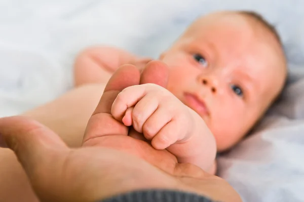 Bebek ve babalar el dokunuyor — Stok fotoğraf