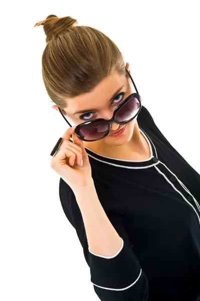 Piękna młoda kobieta w okulary przeciwsłoneczne — Zdjęcie stockowe
