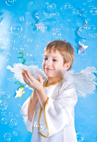 Niño en un disfraz de hada con ala de ángel —  Fotos de Stock