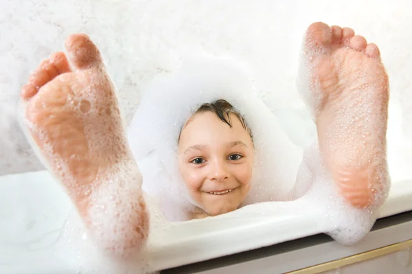 Küçük bir çocuk banyoda — Stok fotoğraf