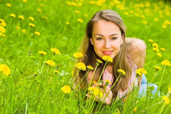 풀밭에서 젊은 여자 스톡 이미지