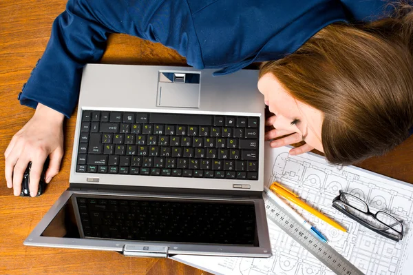 在笔记本电脑上睡觉的商界女强人 免版税图库照片