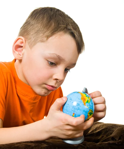 Bambino che tiene un globo sullo sfondo bianco Fotografia Stock