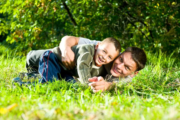 Usmívající se otec a syn — Stock fotografie