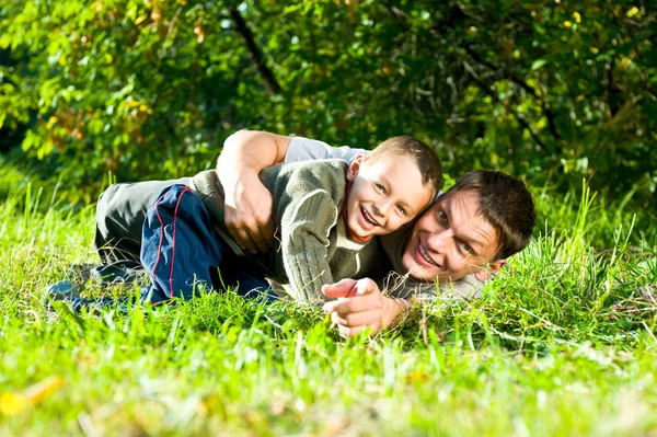 Leende far och son — Stockfoto