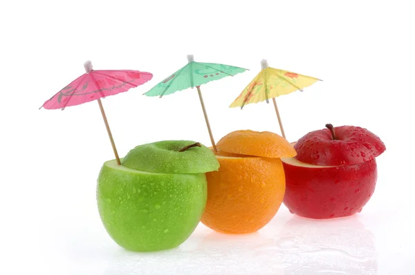 Ovoce a deštníky — Stock fotografie