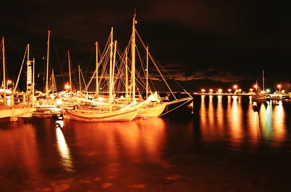 Yacht harbor på natten Royaltyfria Stockfoton