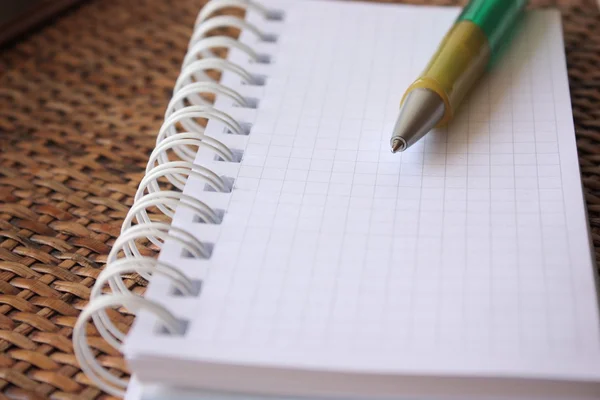 Caderno em espiral com caneta — Fotografia de Stock