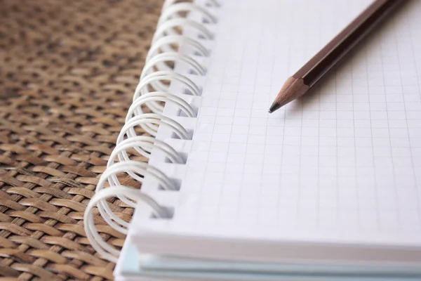 Caderno em espiral com lápis — Fotografia de Stock