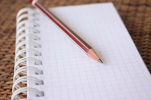 Spiraal gebonden notebook met potlood — Stockfoto