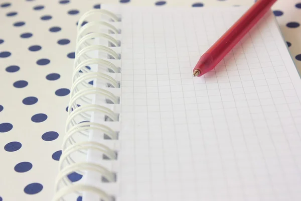 Spiraal gebonden notebook met rode pen — Stockfoto