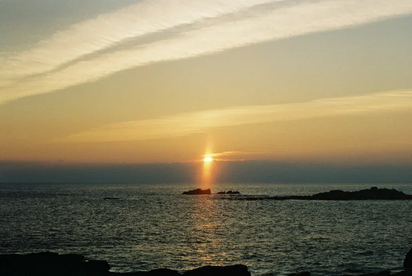 Auringonlasku meren yllä — kuvapankkivalokuva