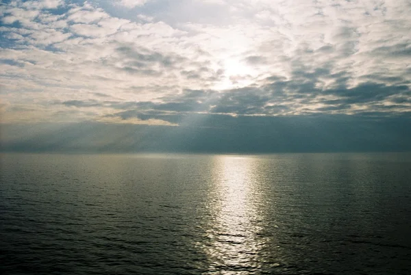 Auringonlasku meren yllä — kuvapankkivalokuva