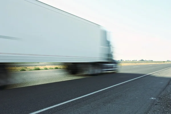 Büyük kamyon hızlandırmak — Stok fotoğraf