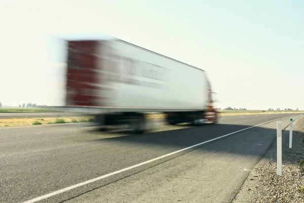 Büyük kamyon hızlandırmak — Stok fotoğraf