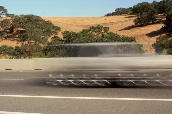 Stříbrný vozidla kolem na dálnici — Stock fotografie