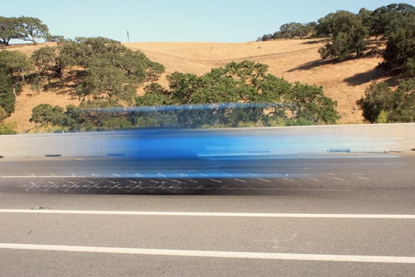 Vehículo azul que pasa por la autopista —  Fotos de Stock