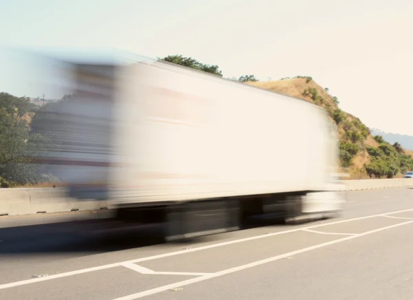 Rychlosti velký kamion — Stock fotografie