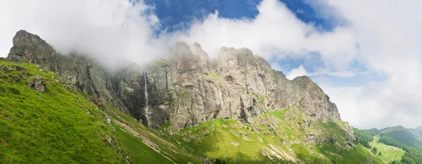 Висока гірський водоспад Raiskoto praskalo — стокове фото