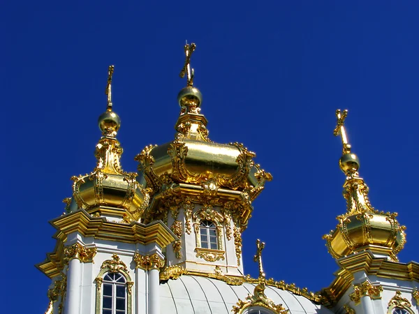 Vor dem blauen Sommerhimmel goldene Kuppeln eines orthodoxen Tempels. — Stockfoto