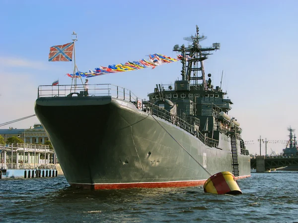 Военный корабль на параде . — стоковое фото