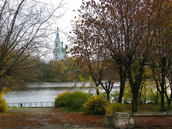 W jesieni park nad rzeką. — Zdjęcie stockowe