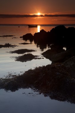 sunrise kayalık sahil, küçük tekne