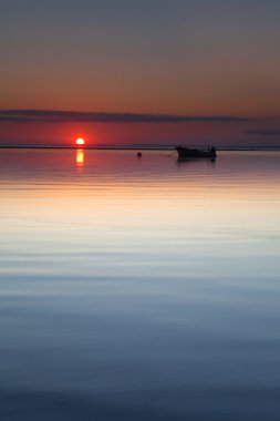 küçük tekne Beach sun rise sakin denizde döşeme