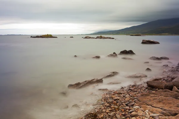 Steine und Felsbrocken im milchigen Irlandmeer — Stockfoto