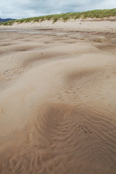 Vzorky v písku a vody na pláži s kopií prostor — Stock fotografie
