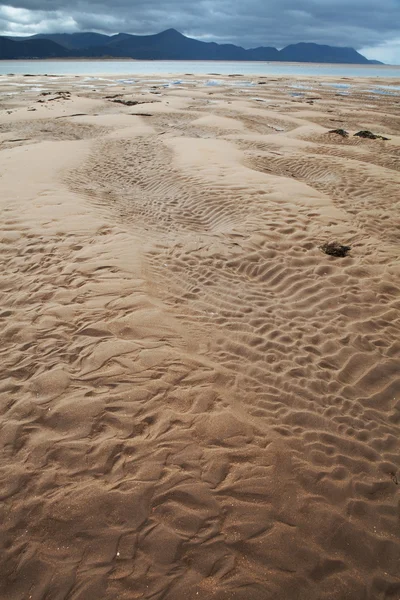 Muster in Sand und Wasser am Strand mit Kopierraum — Stockfoto