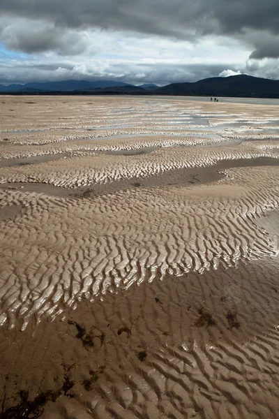 Muster in Sand und Wasser am Strand mit Kopierraum — Stockfoto