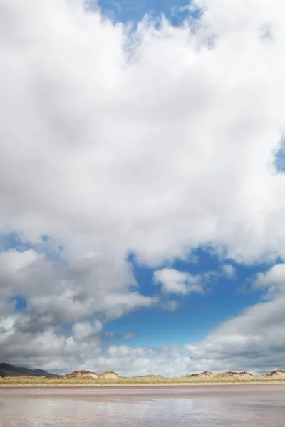 沙丘沙滩洁白的云朵蓝色天空背景 — 图库照片